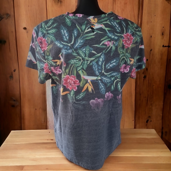 Independent Leaders Floral T-Shirt & Maroon UniQlo Button Down Oversirt - Picture 4 of 13